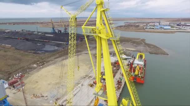 Ponte della gru di porto aereo e portarinfuse. Close up view Nave merci da carico e container da carico che lavorano con gru nell'area portuale, Logistic Import Export di notte. Gru da carico portuale sopra il cielo — Video Stock