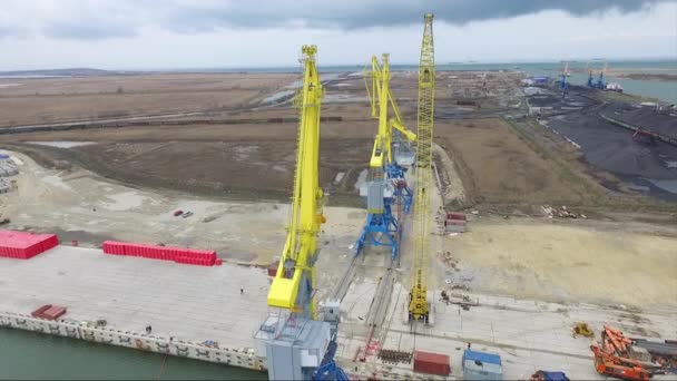 Puente grúa de puerto aéreo y granelero. Vista de cerca Buque de carga y contenedor de carga que trabaja con grúa en el área portuaria, Exportación de importación logística por la noche. Grúa de carga portuaria sobre el cielo — Vídeo de stock