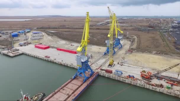 Antenne poort kraan brug en bulk carrier. Close-up van lading schip en de lading vrachtcontainer werken met kraan bij havengebied, logistieke Import Export bij nacht. Poort lading kraan over hemel — Stockvideo