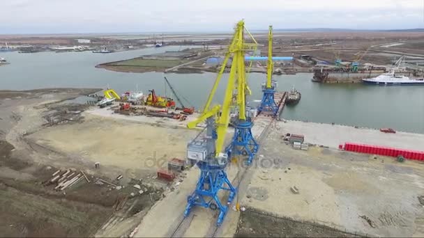 Antenne poort kraan brug en bulk carrier. Close-up van lading schip en de lading vrachtcontainer werken met kraan bij havengebied, logistieke Import Export bij nacht. Poort lading kraan over hemel — Stockvideo