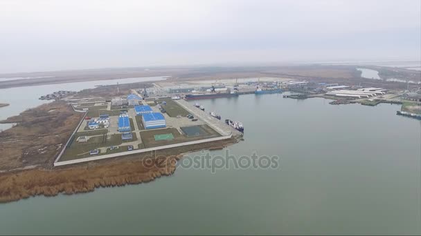 Puente grúa de puerto aéreo y granelero. Vista de cerca Buque de carga y contenedor de carga que trabaja con grúa en el área portuaria, Exportación de importación logística por la noche. Grúa de carga portuaria sobre el cielo — Vídeos de Stock