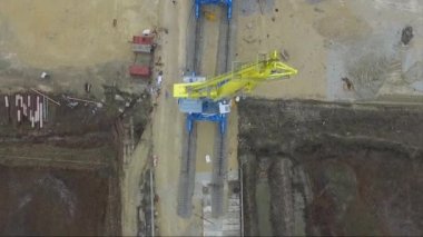 Hava liman vinç köprü ve toplu taşıyıcı. Görünümü vinç ile liman alanı, lojistik ithalat ihracat gece çalışan kargo yük gemisi ve kargo konteyneri kapatın. Bağlantı noktası kargo vinç gökyüzü üzerinde
