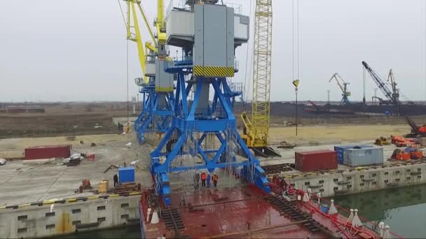 Antenne poort kraan brug en bulk carrier. Close-up van lading schip en de lading vrachtcontainer werken met kraan bij havengebied, logistieke Import Export bij nacht. Poort lading kraan over hemel — Stockvideo