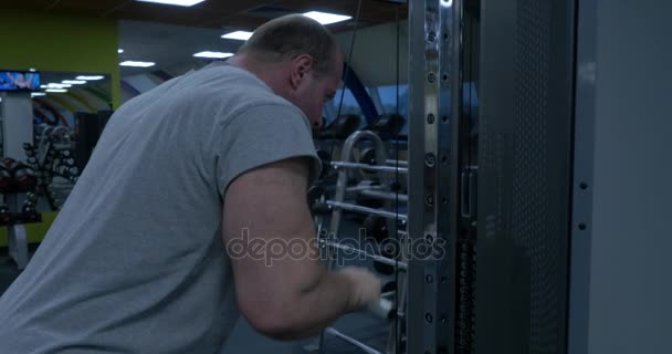 Triceps Pulldown træning. Ung bodybuilder gør tunge vægt øvelse for triceps. Bodybuilder gør tunge vægt øvelse for triceps med kabel – Stock-video