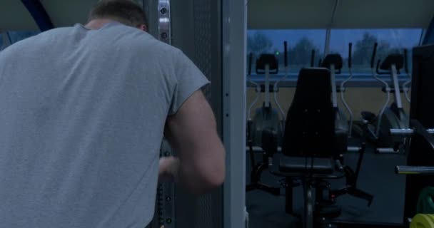 Triceps Pulldown Workout. Joven culturista haciendo ejercicio de peso pesado para tríceps. Culturista haciendo ejercicio de peso pesado para tríceps con cable — Vídeos de Stock