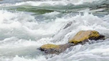 Çağlayan nehir dağ. Rock River ıssızlık Vadisi yürüyüşü sırasında akan su.