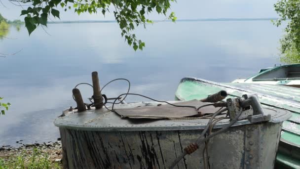 Vieux bateaux de pêche à l'aviron sont attachés et marooned avec des chaînes à la rive de la rivière . — Video