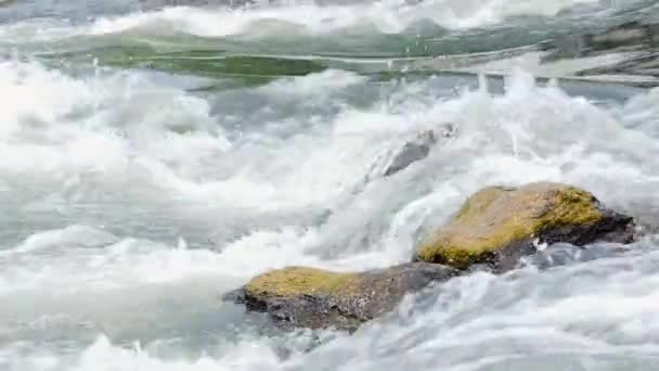 Kaskade des Gebirgsflusses. Wasser fließt während der Wanderung durch das Tal der Verwüstung durch Felsen im Fluss. — Stockvideo