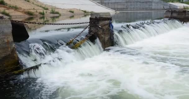 Cascata d'acqua che scorre lungo un laser. Diga — Video Stock