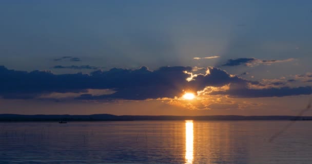Piękny zachód słońca nad jeziorem — Wideo stockowe