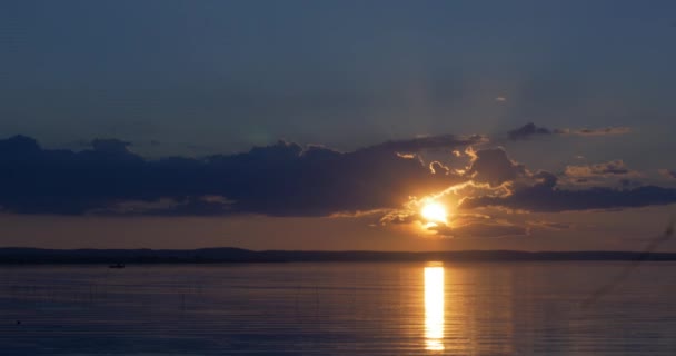 Prachtige zonsondergang over van een meer — Stockvideo