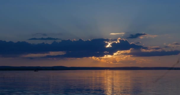 Vacker solnedgång över den släta ytan av en sjö — Stockvideo
