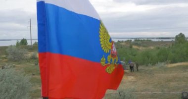 Rus bayrağı dağ ve doğa bir arka plan üzerinde rüzgarda sallayarak. Rusya sallayarak bayrak. Rus bayrağı doğa arka plan