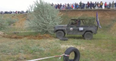 Moskova, Rusya 9 Haziran: SUV yarış üzerinde kir. Off-road 4 x 4 yarışmada yarışan sürücü. Çamur ve su ile sürüş bir Suv.