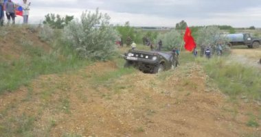 Moskova, Rusya 9 Haziran: SUV yarış üzerinde kir. Off-road 4 x 4 yarışmada yarışan sürücü. Çamur ve su ile sürüş bir Suv.
