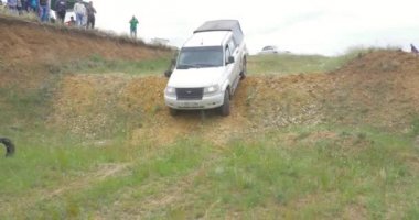 Moskova, Rusya 9 Haziran: SUV yarış üzerinde kir. Off-road 4 x 4 yarışmada yarışan sürücü. Çamur ve su ile sürüş bir Suv.
