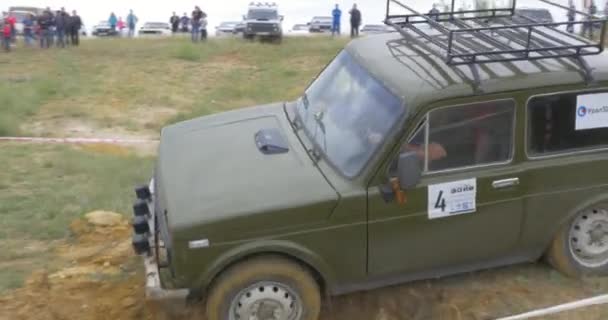 Moscú, Rusia 9 de junio: SUV carrera en tierra. Conductor compitiendo en una competición todoterreno 4x4. Un SUV conduciendo a través del barro y el agua . — Vídeos de Stock