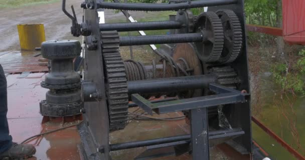 Torno de amarre en la popa de la nave. Winch en una cubierta de barco en el mar. cabrestante de amarre, anclaje de cuerda de molinete en el buque hacia adelante en el astillero — Vídeo de stock