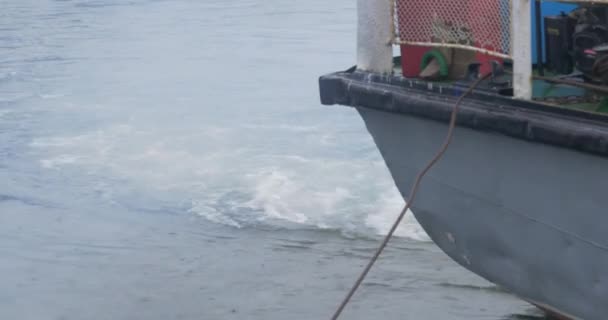 Uitzicht vanaf het midden van de achterkant van de boten schip. schip motor. het schip drijft in de zee — Stockvideo