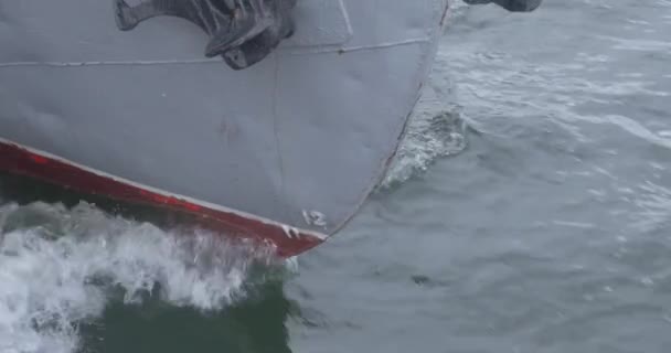 Die Nase des Schiffes ist aus nächster Nähe zu sehen. See- oder Frachtschiff, das an einem Seil befestigt oder an einem Hafenliegeplatz festgemacht ist. die Nase der Yachten aus nächster Nähe. Detail der Bugnase des Fischerbootes — Stockvideo