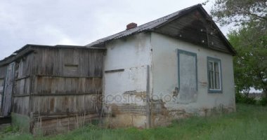 Eski, terk edilmiş bir köye, bir arka plan ağaç evde. Donetsk yakınlarında terk edilmiş evde. Yıkılan evler ve kalıntıları, mekanizmaları Ukrayna