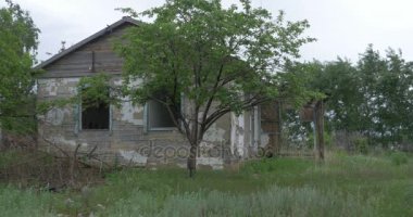 Eski, terk edilmiş bir köye, bir arka plan ağaç evde. Donetsk yakınlarında terk edilmiş evde. Yıkılan evler ve kalıntıları, mekanizmaları Ukrayna