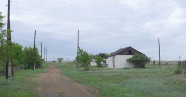 Eski, terk edilmiş bir köye, bir arka plan ağaç evde. Donetsk yakınlarında terk edilmiş evde. Yıkılan evler ve kalıntıları, mekanizmaları Ukrayna