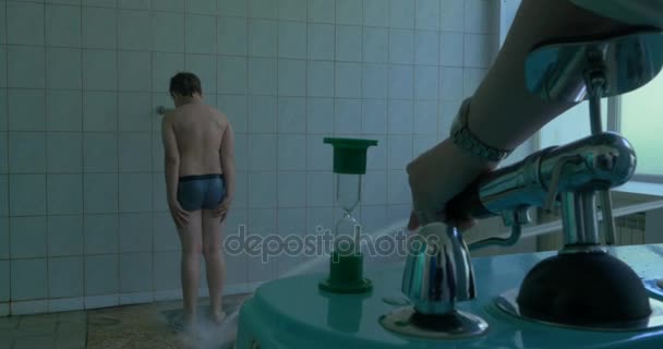 Chlapec s vysokým tlakem, masážní sprchou Sharko. Úprava vody — Stock video
