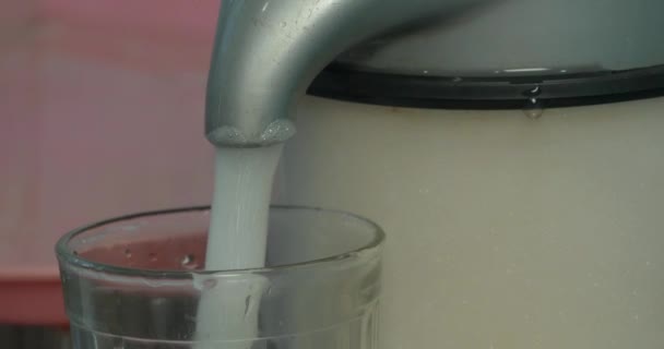 Femme faire cocktail à l'oxygène avec dispositif pour les ordures d'oxygène. Cocktail à l'oxygène pour enfants. Femme faire cocktail d'oxygène avec dispositif pour oxy crasse 