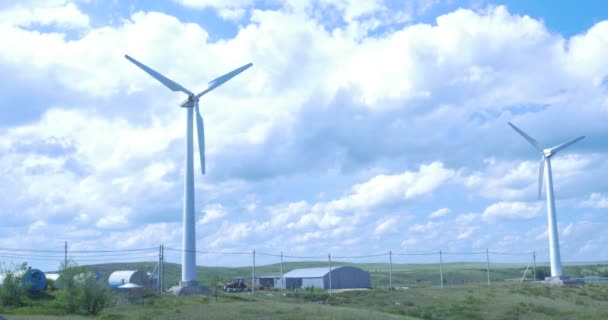 Granja de aerogeneradores. aerogenerador molino de viento en el soleado día cielo azul. Turbina eólica. — Vídeos de Stock