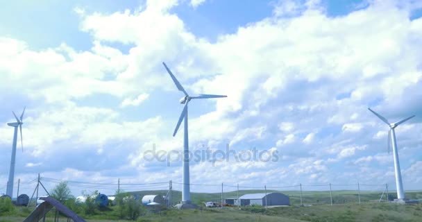 Offshore-Windpark Westmeerwind. Windmühlen zur Stromerzeugung. wunderschöner Sonnenuntergang über den Windmühlen auf dem Feld. Windmühlenpark — Stockvideo