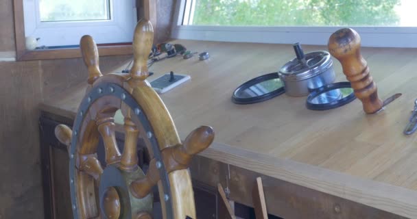 Stäng vyn i kaptener stugor, navigationsutrustning och kaptener hand på rodret under cruising. Captains cabin nöje fartyg — Stockvideo