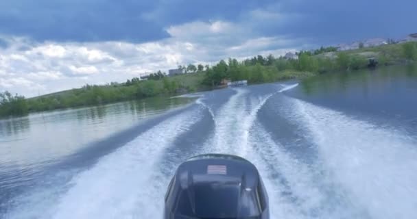 Sentiero sulla superficie dell'acqua dietro di barca a motore in rapido movimento. il motore della barca a motore, vista posteriore. Nave d'acqua di mare sentiero con onda bianca schiumosa. Traghetti per isole tropicali. Sentiero di acqua di mare Cruiseliner. Profondo — Video Stock