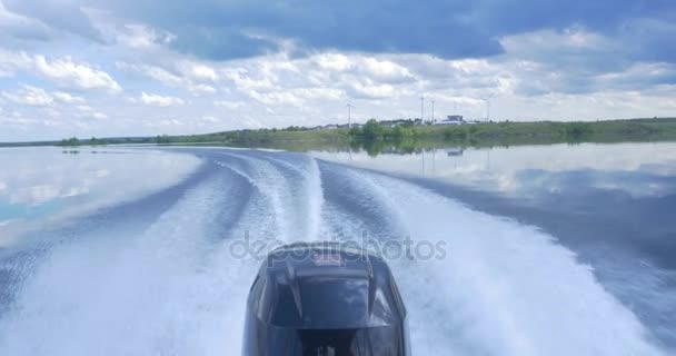 Spur auf der Wasseroberfläche hinter einem schnell fahrenden Motorboot. der Motor des Motorbootes, Rückansicht. Seewasserschiffspfad mit weißer, schäumender Welle. tropische Inseln Fähren reisen. Cruiseliner Meerwasserpfad. tief — Stockvideo