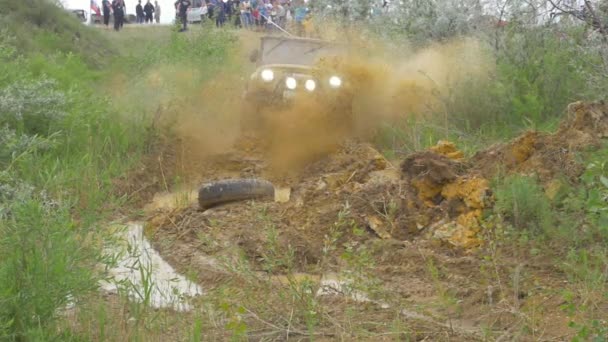 Sochi, Rusland 5 juni: auto wiel op een onverharde weg. Off-road banden bedekt met modder, vuil terrein. Outdoor, avonturen en reizen suv. Auto band close-up in een landschap van het platteland met een modderige weg. Vier — Stockvideo