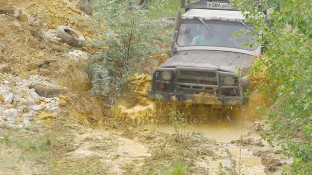 5. června, Soči, Rusko: kola automobilu na prašné cestě. Off-Road pneumatiky zastříkaný blátem, špína terénu. V přírodě, dobrodružství a cestování suv. Auto pneu detail v krajině krajina s blátivé cestě. Čtyři — Stock video