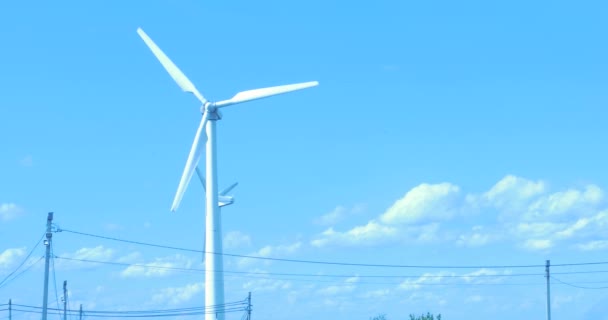배경 하늘에 대체 에너지에 대 한 바람 터빈. — 비디오