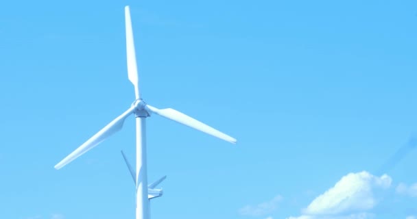 Вітрова турбіна, що виробляє альтернативну енергію, крупним планом — стокове відео