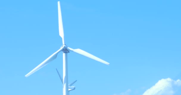 Вітрова турбіна, що виробляє альтернативну енергію, крупним планом — стокове відео