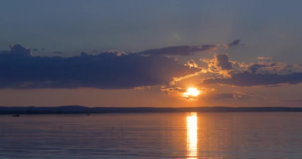 Prachtige zonsondergang over van een meer — Stockvideo