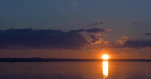 Prachtige zonsondergang over van een meer — Stockvideo