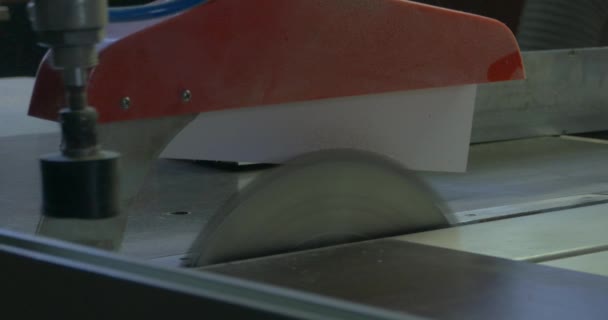 Outils de menuiserie sur table en bois avec sciure de bois. Vue du dessus du lieu de travail du menuisier. Lame de scie circulaire 