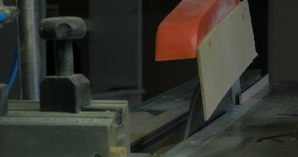 Snickare verktyg på träbord med sågspån. Carpenter arbetsplatsen ovanifrån. Arbete cirkelsåg blade — Stockvideo