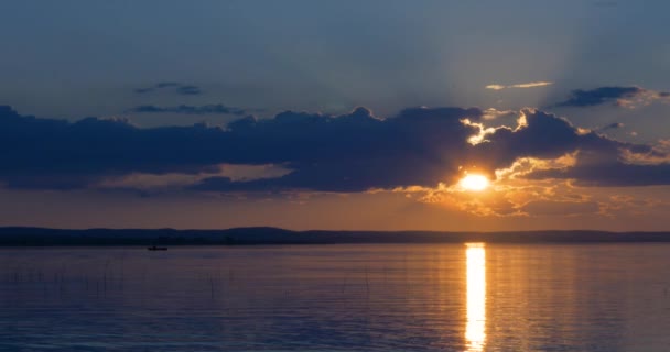 Красивий захід сонця над озером — стокове відео