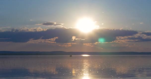 Belo pôr do sol sobre um lago, timelapse — Vídeo de Stock