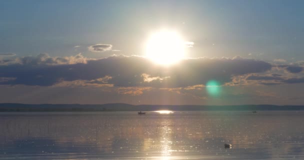 Pôr do sol sobre o lago. nuvens. Água. San no céu — Vídeo de Stock