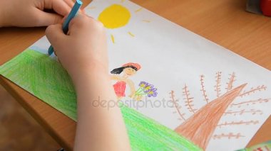 Çocuk el ile renkli kalemler çiziyor. Evler, ağaçlar, güneş kalem çizim, çizmek çocuklar dünya hakkında bilgi