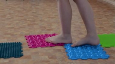 Düz ayak düzeltme egzersiz - çivili yarım denge üzerinde yürüyen çocuk Mat masaj.