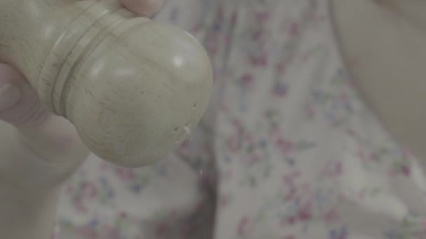 Tuz ekleyerek. Tuz tuz shaker backlight. Yakın, genç kadın turşu gıda — Stok video