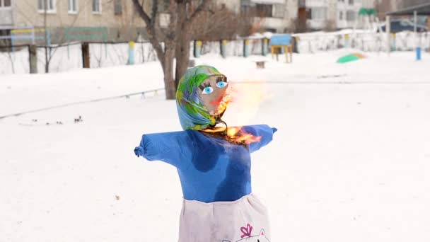 Effigi brucianti paglia Maslenitsa in fuoco sulla vacanza tradizionale dedicata all'approccio di primavera - celebrazione slava Shrovetide . — Video Stock